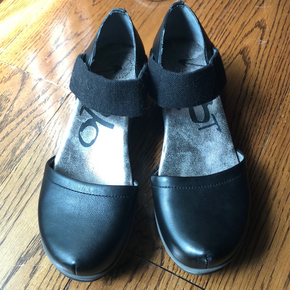 OTBT Black Closed Toe